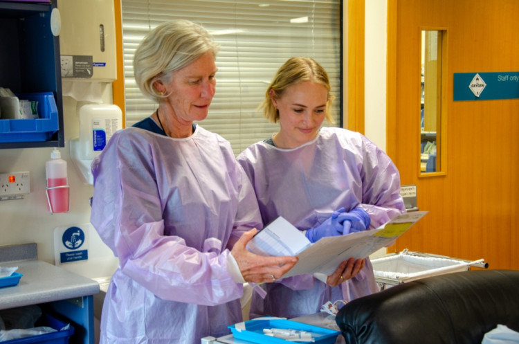 2 Theatre nurses